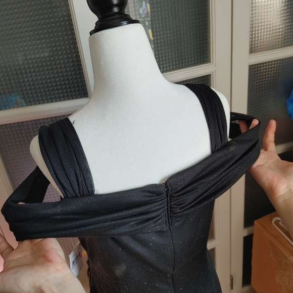 Women's Cold Shoulder Black Glitter Evening Gown Size 6Petite - Picture 16 of 16